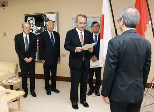 花角英世知事に、県立妙高病院に関する要望書を手渡す妙高市の城戸陽二市長（中央）ら＝１６日、県庁