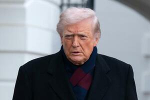 記者団と話すトランプ米大統領=13日、ワシントン(AP=共同)