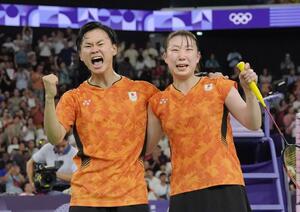 パリ五輪のバドミントン混合ダブルスで銅メダルを獲得し、ガッツポーズする渡辺勇大(左)と東野有紗=2日、パリ(共同)