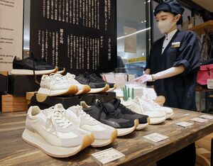 ぽんしゅ館クラフトマンシップでのみ扱う、ぽんしゅ館オリジナルスニーカー。洗練されたデザインが特徴だ=新潟市中央区