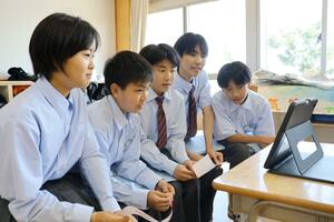 画面越しに、台湾の生徒と英語で交流する白南中の生徒=新潟市南区茨曽根