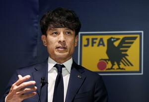 日本サッカー協会の第15代会長に正式就任し、記者会見する宮本恒靖新会長=3月23日、東京都文京区