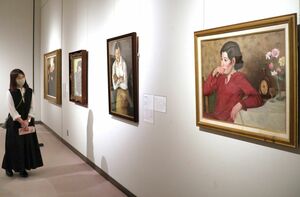 明治から昭和の女性を描いた作品を展示している企画展=長岡市千秋3