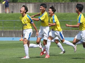 先制点を決めた内野の岡本理央人(10、左)に駆け寄るメンバー=2024年8月8日、新発田市五十公野公園陸上競技場