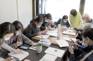 スマホサポーターが講師を務めるスマホ教室＝新潟市秋葉区