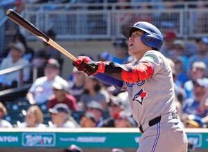 　ツインズ戦の９回、３試合連続の本塁打となる９号２ランを放つブルージェイズ・岡本＝ミネアポリス（ロイター＝共同）