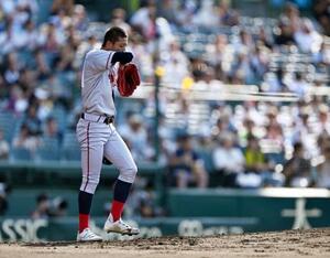 京都国際―山梨学院 2回裏、山梨学院・横山に同点本塁打を浴びた京都国際・西村=甲子園