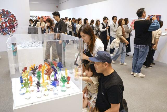 多彩なジャンルの作品が並ぶ「木梨憲武展」の会場＝２３日、新潟市中央区の県民会館