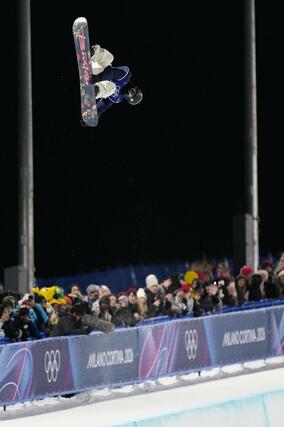 男子ハーフパイプ予選　エアを決める平野歩夢＝リビーニョ（共同）