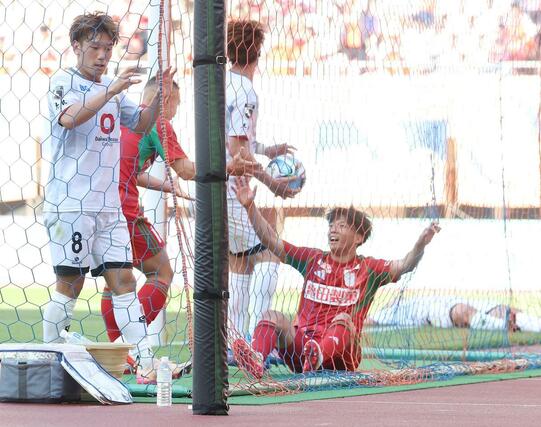 後半４２分、新潟のＦＷ若月大和（右）が押し込み２－１と勝ち越す＝デンカビッグスワン
