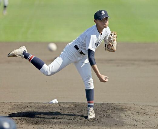 見附－三条　一回裏、投球する三条の先発星野＝９月１１日、長岡市の悠久山球場