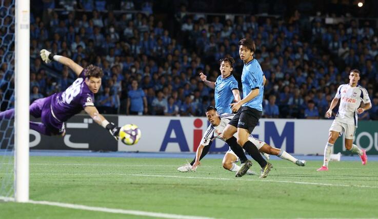 川崎－新潟　前半、シュートを狙うＦＷ小野裕二＝Ｕ等々力（写真映像部・永井隆司）