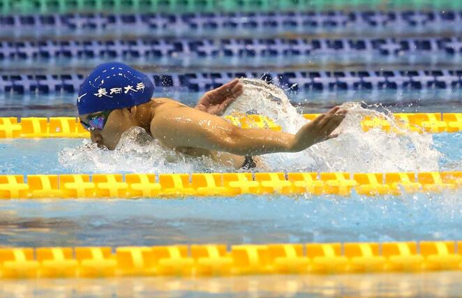 女子２００メートルバタフライで優勝した西脇日彩（長岡大手）＝長岡市のダイエープロビスフェニックスプール