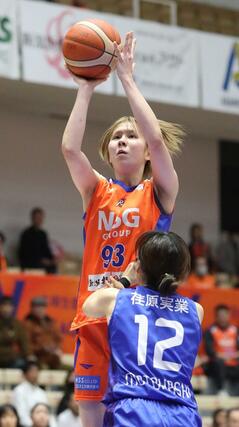 新潟-東京羽田 第3クオーター シュートを放つ本田朱里=アオーレ長岡