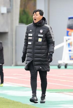 後半、選手に指示を出す新潟の船越優蔵監督＝松山市