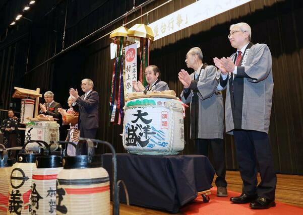 「村上祭の屋台行事」のユネスコ無形文化遺産追加登録を祝い、PV会場で鏡開きが行われた=11日、村上市