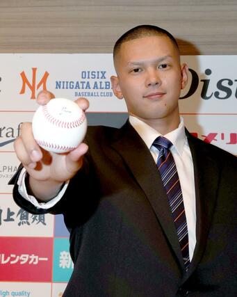阪神からドラフト５位指名を受けたオイシックスの能登嵩都投手＝新潟日報メディアシップ