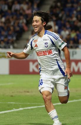 後半、ＭＦ奥村仁がゴールを決めて２－１＝パナソニックスタジアム吹田