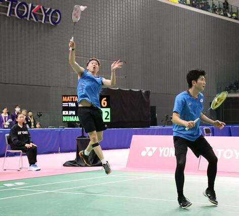 バドミントン男子ダブルス３位決定戦　タイ組と戦う沼倉昌明（左）・太田歩組＝京王アリーナ
