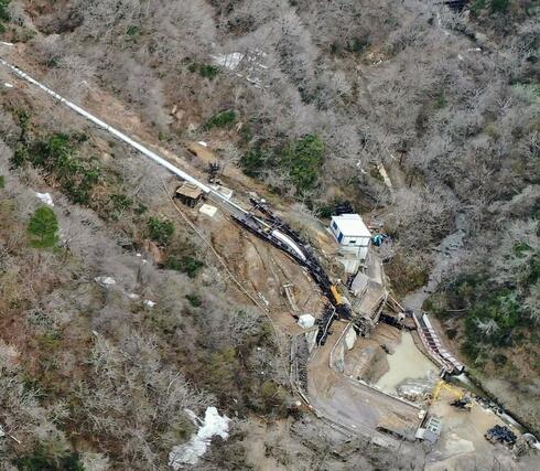 水管破断後の高田発電所付近＝６日、上越市（県提供）