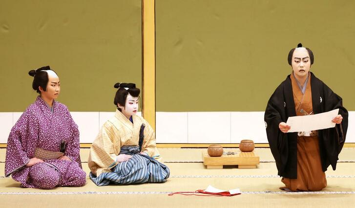 女子小中学生５人が演じた子ども歌舞伎「忠臣蔵　大石東下り」。稽古の成果を発揮し、舞台で生き生きと演技した