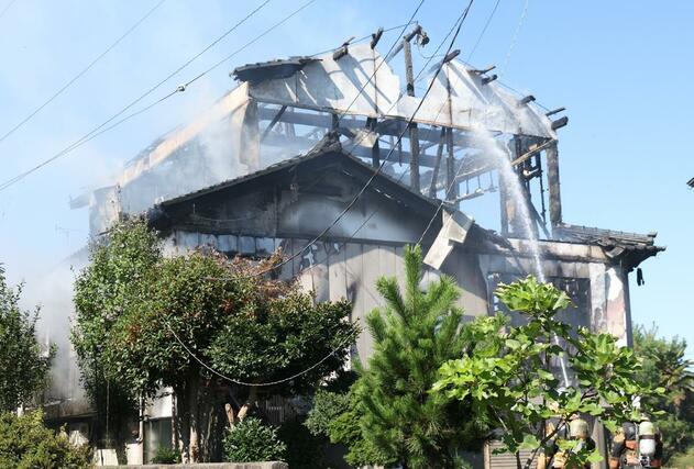 長岡市上除町の住宅火災現場＝１５日、長岡市上除町