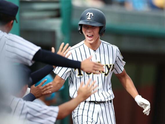 帝京長岡－星稜　３回帝京長岡２死二、三塁、相手の暴投間に３走櫻井悠真が生還し２－０。ベンチで祝福される櫻井＝富山市民球場