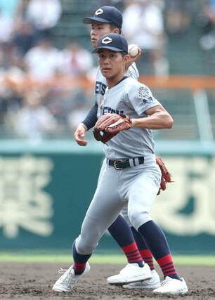 試合前、シートノックを受ける中越内野陣＝甲子園