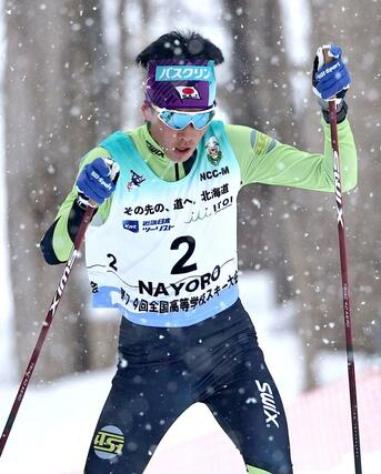 スキーインターハイ　男子複合　後半距離で力走する、３位に入った鈴木教究（十日町総合）＝２月９日、北海道名寄市のなよろ健康の森クロスカントリーコース