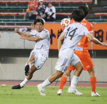 JSC-山口 前半、直接FKを狙うFW渡辺亮太=みらスタ