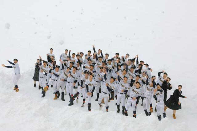 センバツ出場が決まり、喜ぶ帝京長岡高校ナイン＝３０日、長岡市