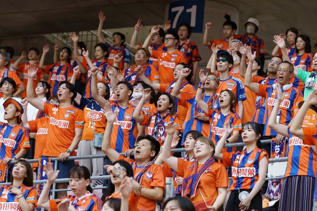 試合前、声援を送るサポーター=デンカビッグスワン