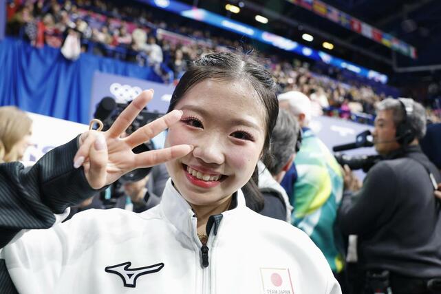 女子で銅メダルを獲得し、笑顔の中井亜美＝ミラノ（共同）