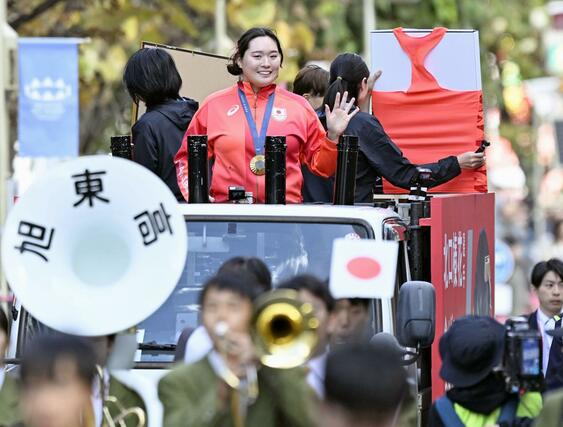 パリ五輪の陸上女子やり投げで金メダルを獲得し、地元の北海道旭川市でパレードする北口榛花選手＝１３日