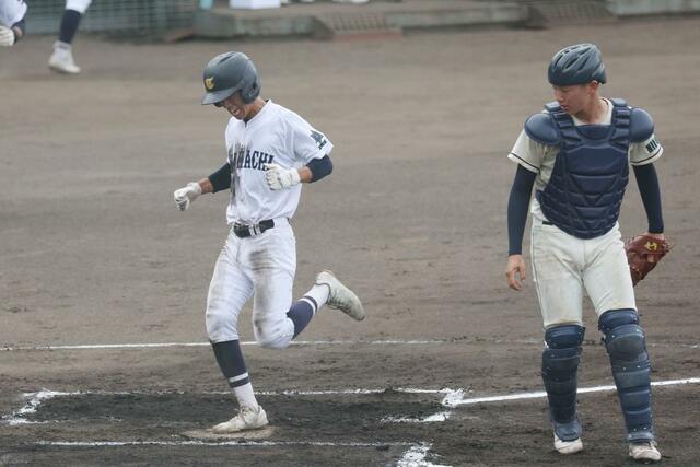 高田農－十日町　１回裏十日町２死三塁、大平の先制適時打で三走島田（左）が生還し１－０。捕手木原＝柏崎市佐藤池野球場