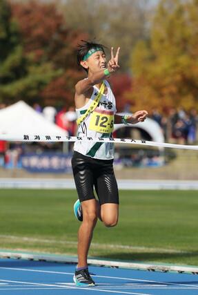 ゴールする小千谷のアンカー井川礼玖＝７日、新発田市五十公野公園