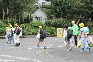 児童の登校時に見守り活動をする長岡地域防犯協会宮内支部のメンバー=長岡市曲新町1
