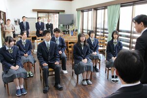 阿賀黎明高校に町外から入学した留学生=阿賀町京ノ瀬
