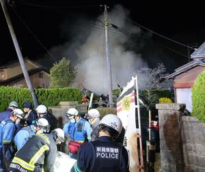 空き家を焼いた火災現場＝新発田市富塚町２