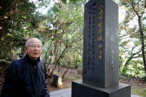 広尾彰さんの墓を訪れた、おいの靖彰さん=11月、佐賀県鳥栖市