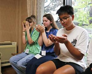 茶をたてる様子を見つめるフォートワース市の中高生＝２３日、長岡市住吉３