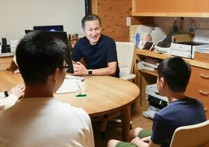 岐阜市のクリニックで中3と中1の兄弟と話す加藤善一郎・岐阜大大学院教授=9月