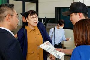 　情報提供を呼びかける遺族の藤井康子さん（左から２人目）＝９日午前、茨城県つくば市