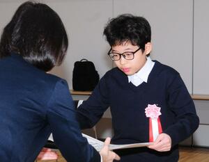 最高賞の県知事賞に選ばれ、表彰を受ける秋元孝亮さん=11月16日、新潟市中央区の日本赤十字社新潟県支部