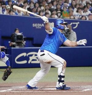 6回DeNA2死一、二塁、フォードが右前にこの試合3安打目となる先制打を放つ=バンテリンドーム