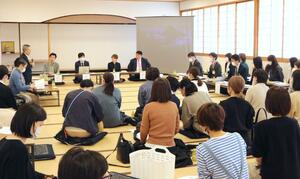 医療的ケア児を育てる保護者らが、行政職員や市議に支援の充実を求めた意見交換会=燕市吉田東栄町