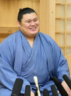 大相撲夏場所千秋楽から一夜明け、記者会見に臨む大の里=5月27日、茨城県阿見町の二所ノ関部屋