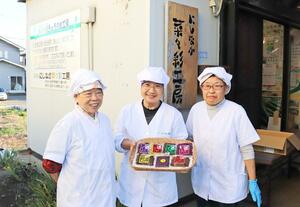 節成きゅうりの漬物を製造してきた、にしなか菜々彩工房の河合みち子さん(中央)ら=柏崎市橋場町