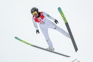 　男子第１４戦の前半飛躍で２３位の渡部暁斗＝ゼーフェルト（共同）