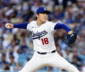 ジャイアンツ戦に先発して6回1/3を投げ、5失点で3敗目を喫したドジャース・山本=ロサンゼルス(共同)